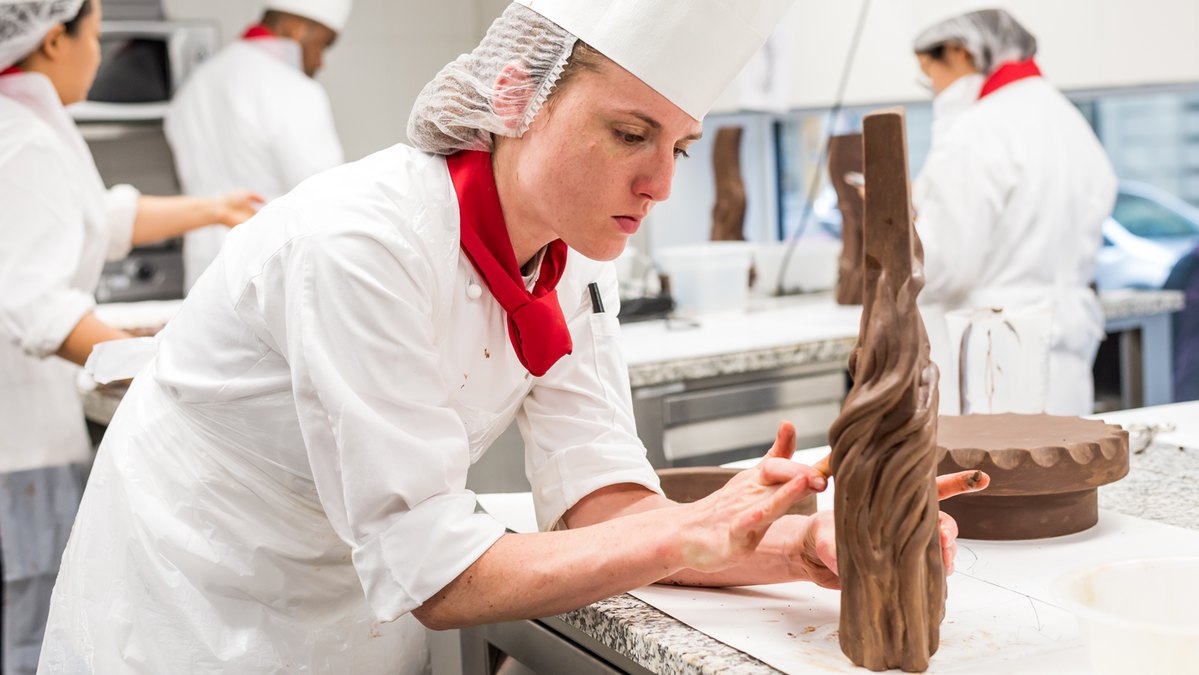 Details making a chocolate sculpture