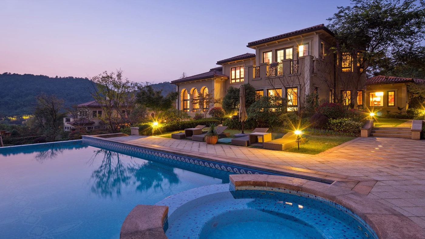 luxury-real-state-business-hotel-management-alumna