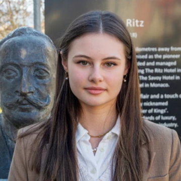 Dasha, studentessa dei César Ritz Colleges