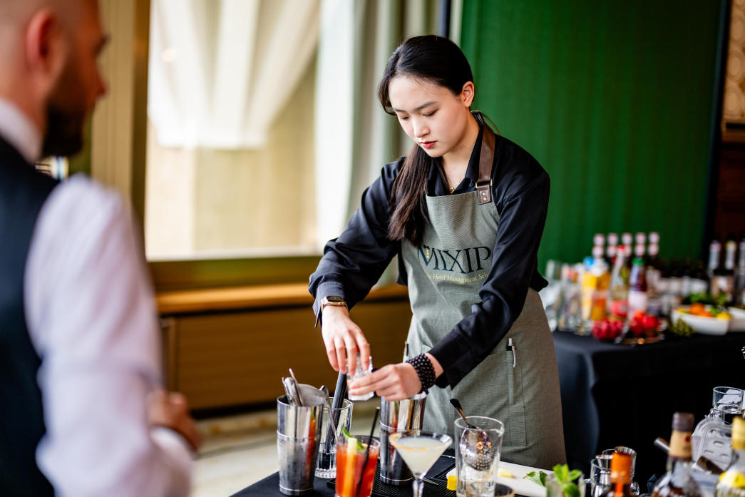 What Defines a Modern Mixologist Today